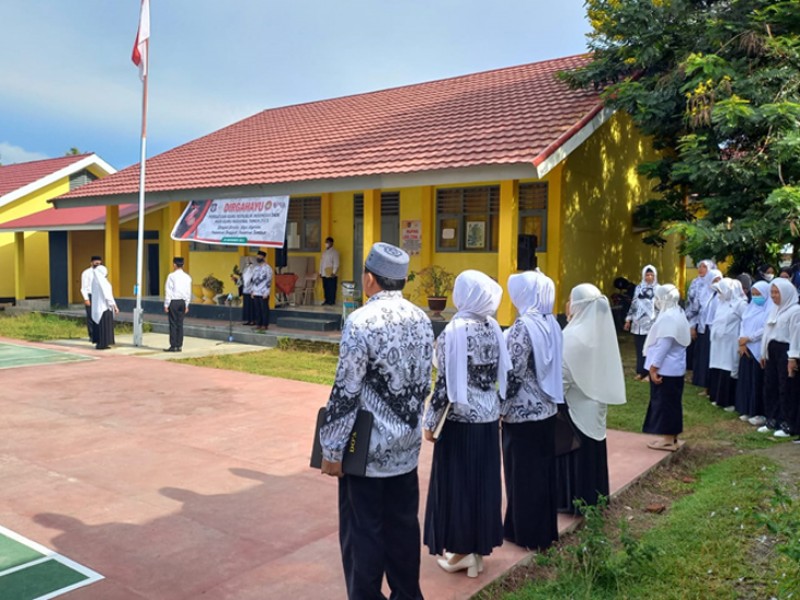 UPACARA HGN-HUT PGRI KE 76 DI SMK NEGERI 1 BULANGO SELATAN